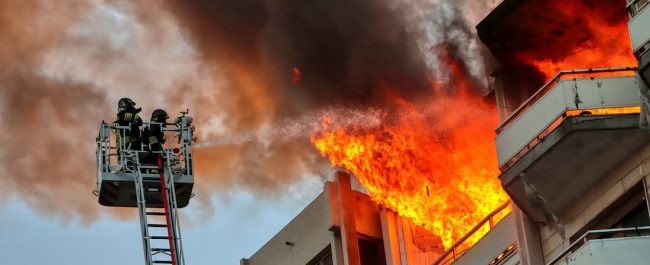 Bomberos_atendiendo_un_incendio_en_edificio_Intrages