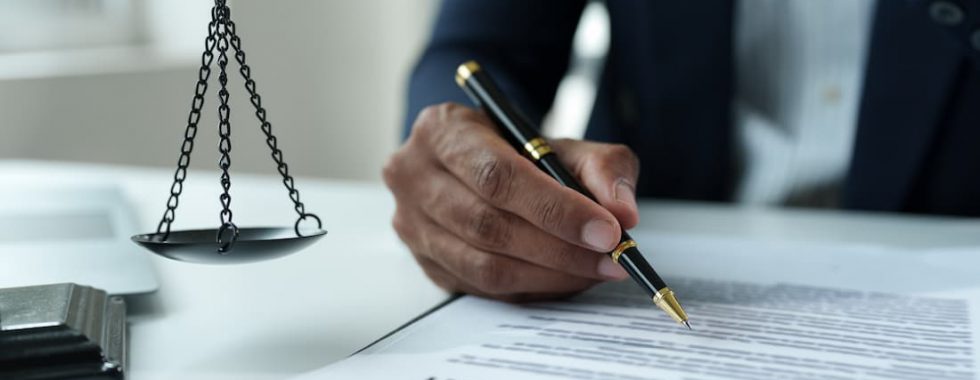 Abogado_revisando_validez_de_documentos_en_reclamaciones_de_seguros_Intrages