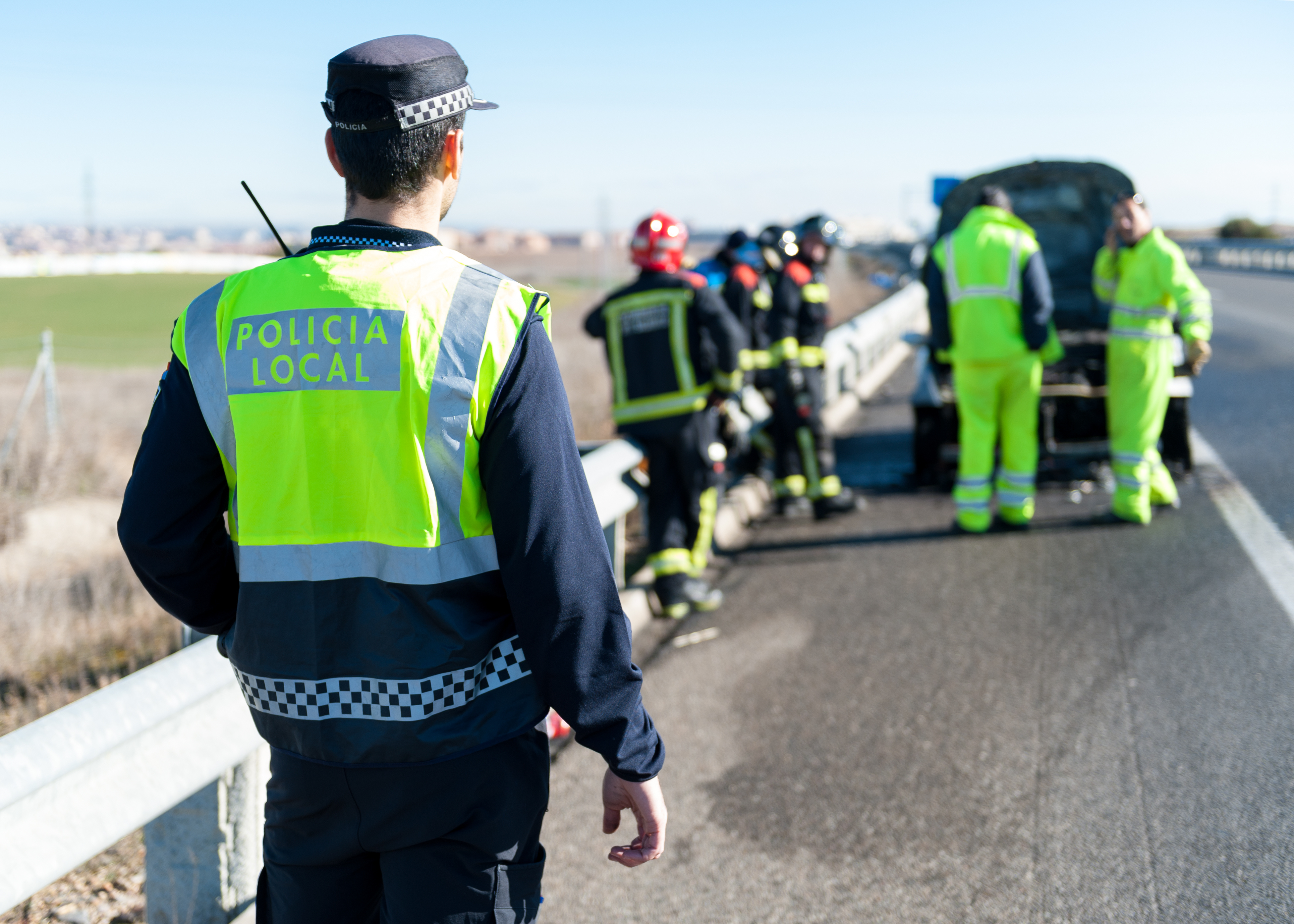 Asistencia policía local coche tirado en la carretera