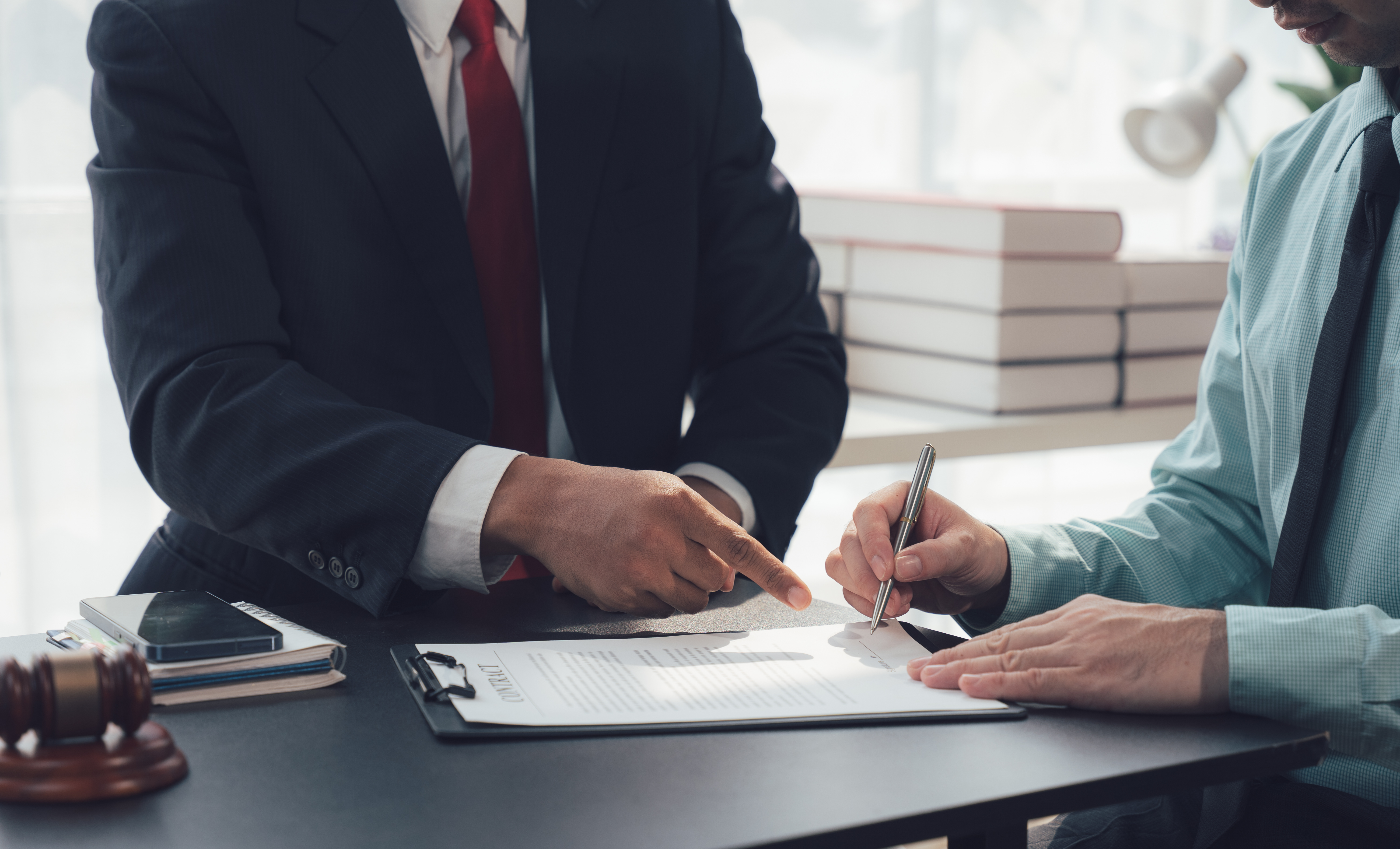 Explicación y firma de un documento